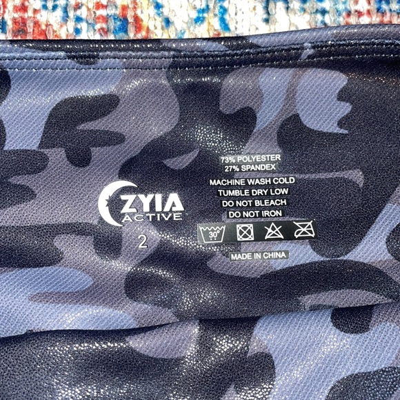 Zyia Black Camo Metallic Pocket Light N Tight High Rise Capri Leggings SZ 2 EUC - Picture 5 of 5